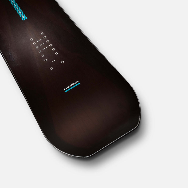 United Shapes Black and blue freeride snowboard Cadet tail close-up shot